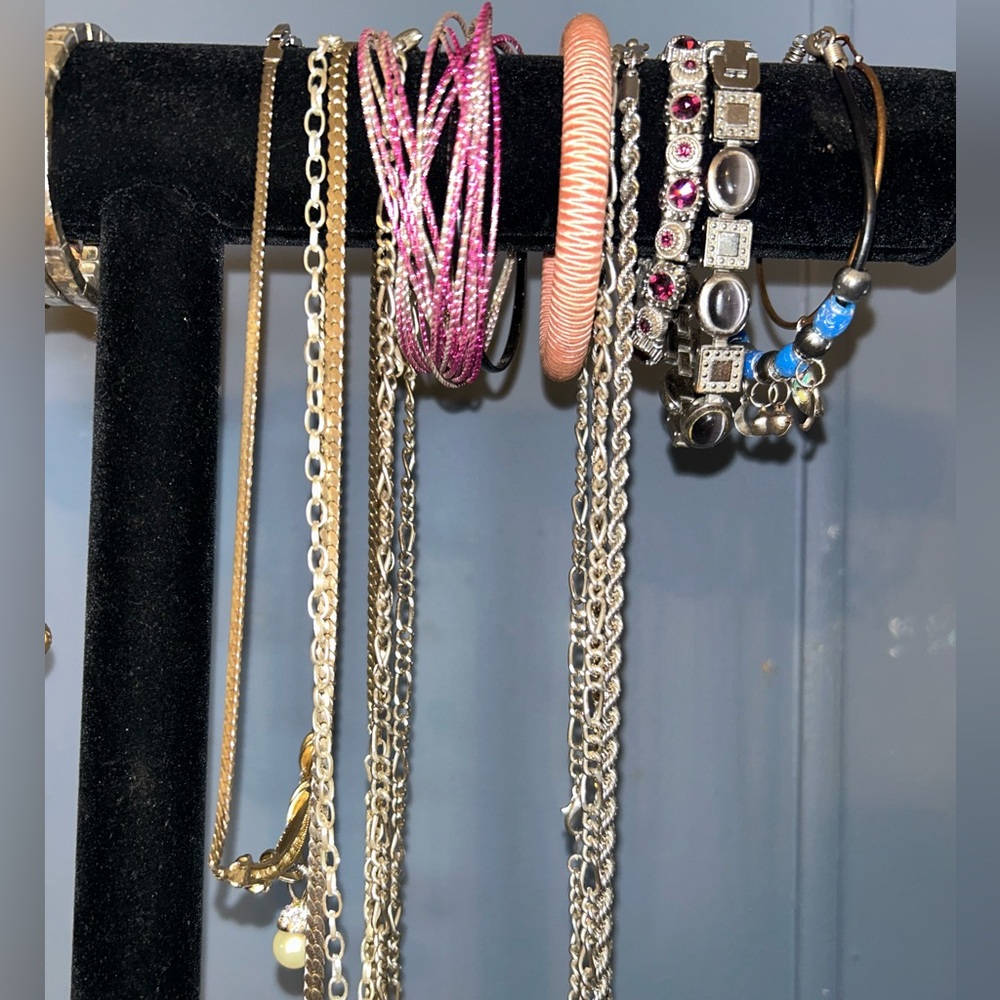 Vintage Estate Jewelry Lot Bundle with Black Velvet Display Stand Jewelry Bundle - Picture 5 of 12